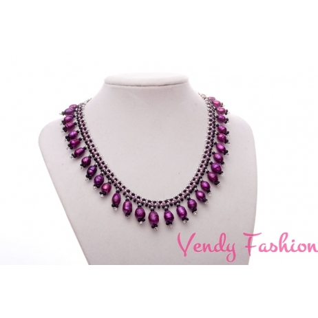 Šitý náhrdelník Zuzany Bubílkové s fialovými perličkami